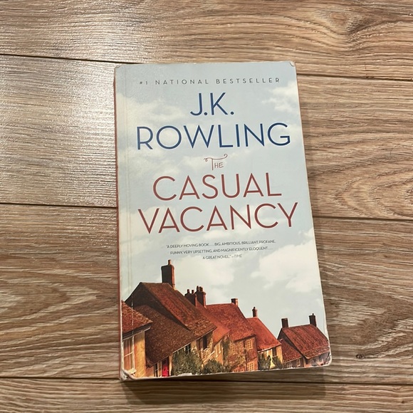 📚 5/$20 📚 The Casual Vacancy - Picture 1 of 3